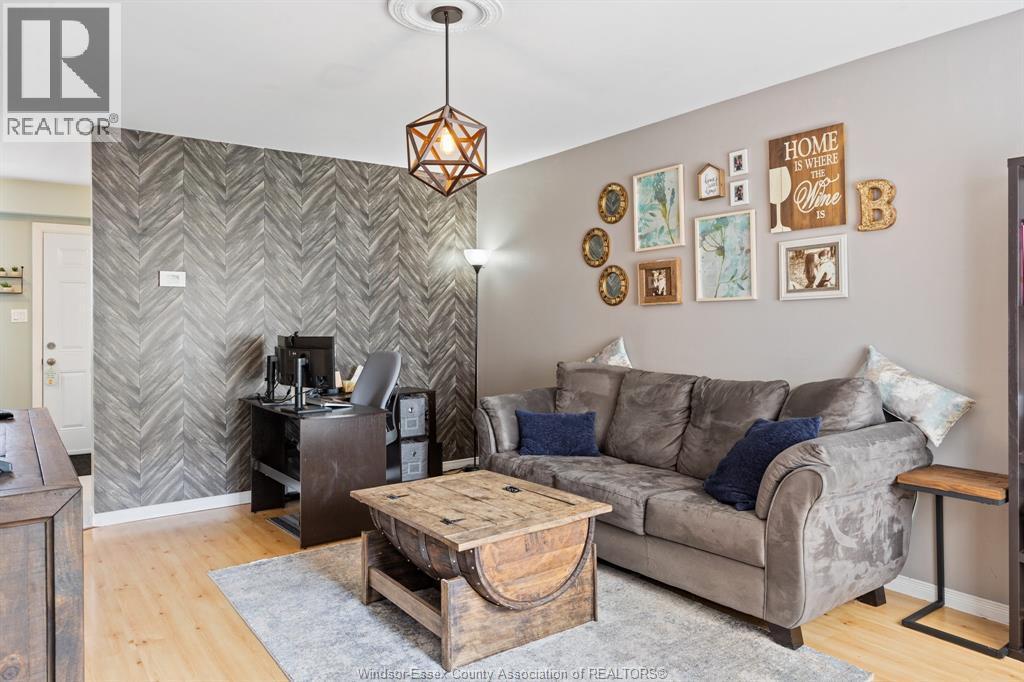 330 Fryer Street, Amherstburg, ON - Indoor Photo Showing Living Room