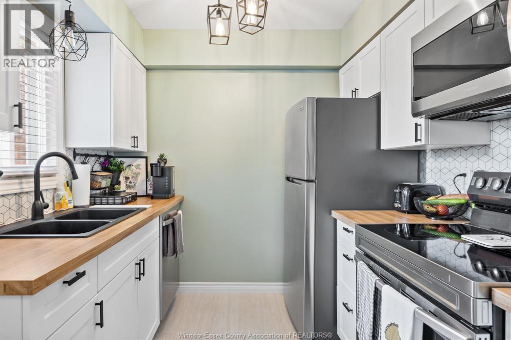 330 Fryer Street, Amherstburg, ON - Indoor Photo Showing Kitchen With Double Sink