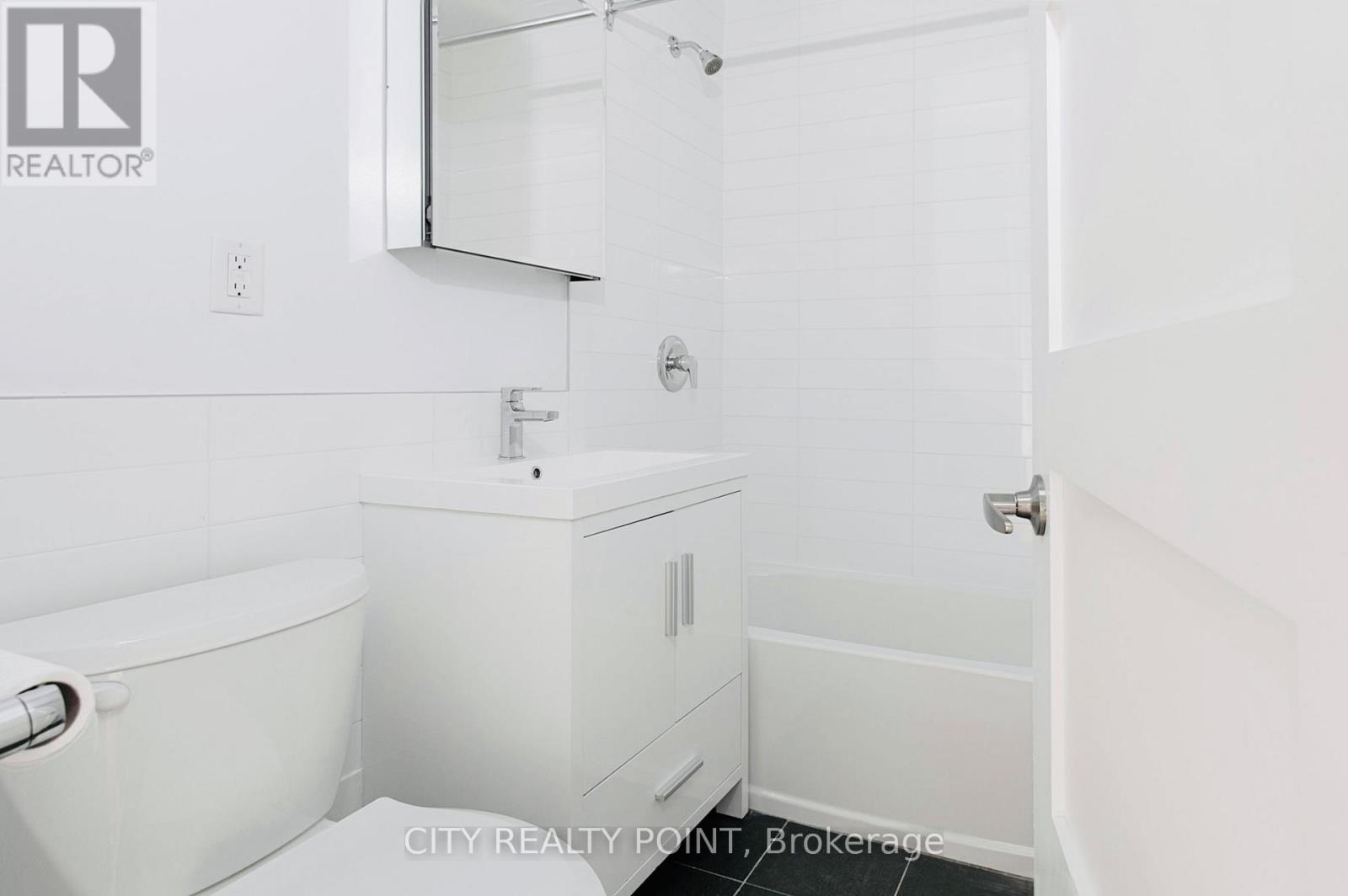 404 - 1545 Bathurst Street, Toronto, ON - Indoor Photo Showing Bathroom
