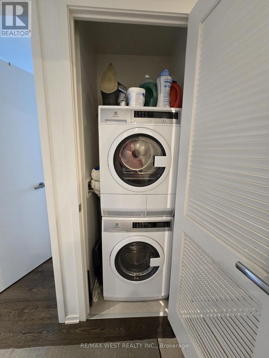 617 - 12 Bonnycastle Street, Toronto, ON - Indoor Photo Showing Laundry Room