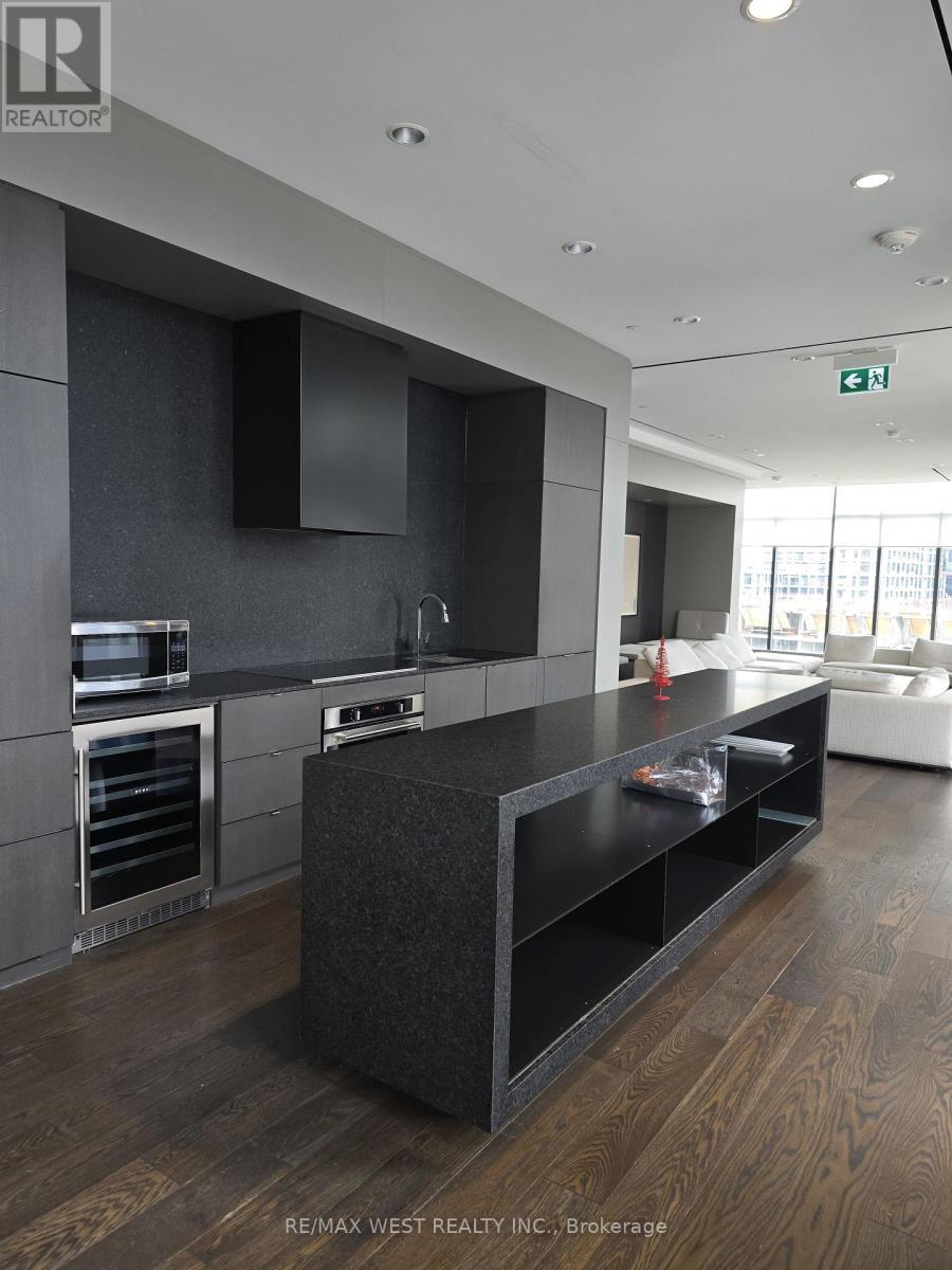 617 - 12 Bonnycastle Street, Toronto, ON - Indoor Photo Showing Kitchen