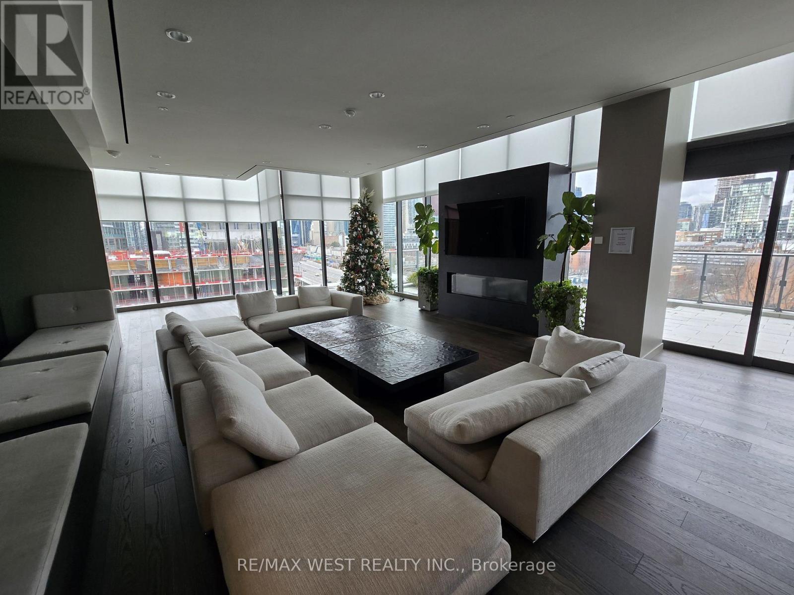 617 - 12 Bonnycastle Street, Toronto, ON - Indoor Photo Showing Living Room