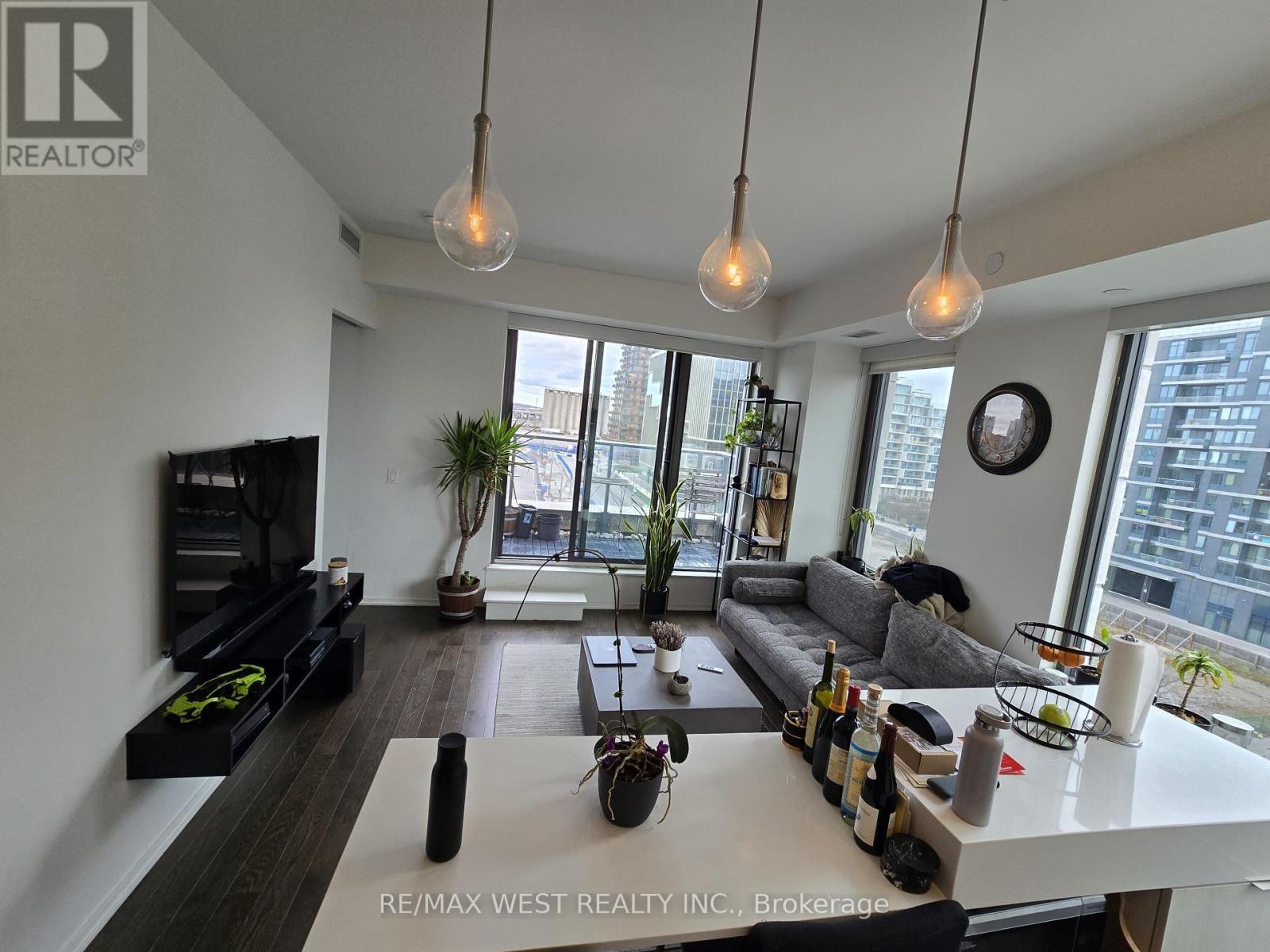 617 - 12 Bonnycastle Street, Toronto, ON - Indoor Photo Showing Living Room