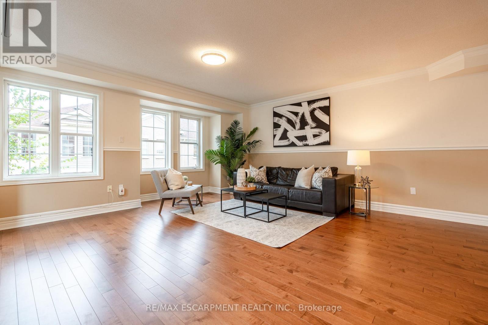 38 Archibald Mews, Toronto, ON - Indoor Photo Showing Living Room