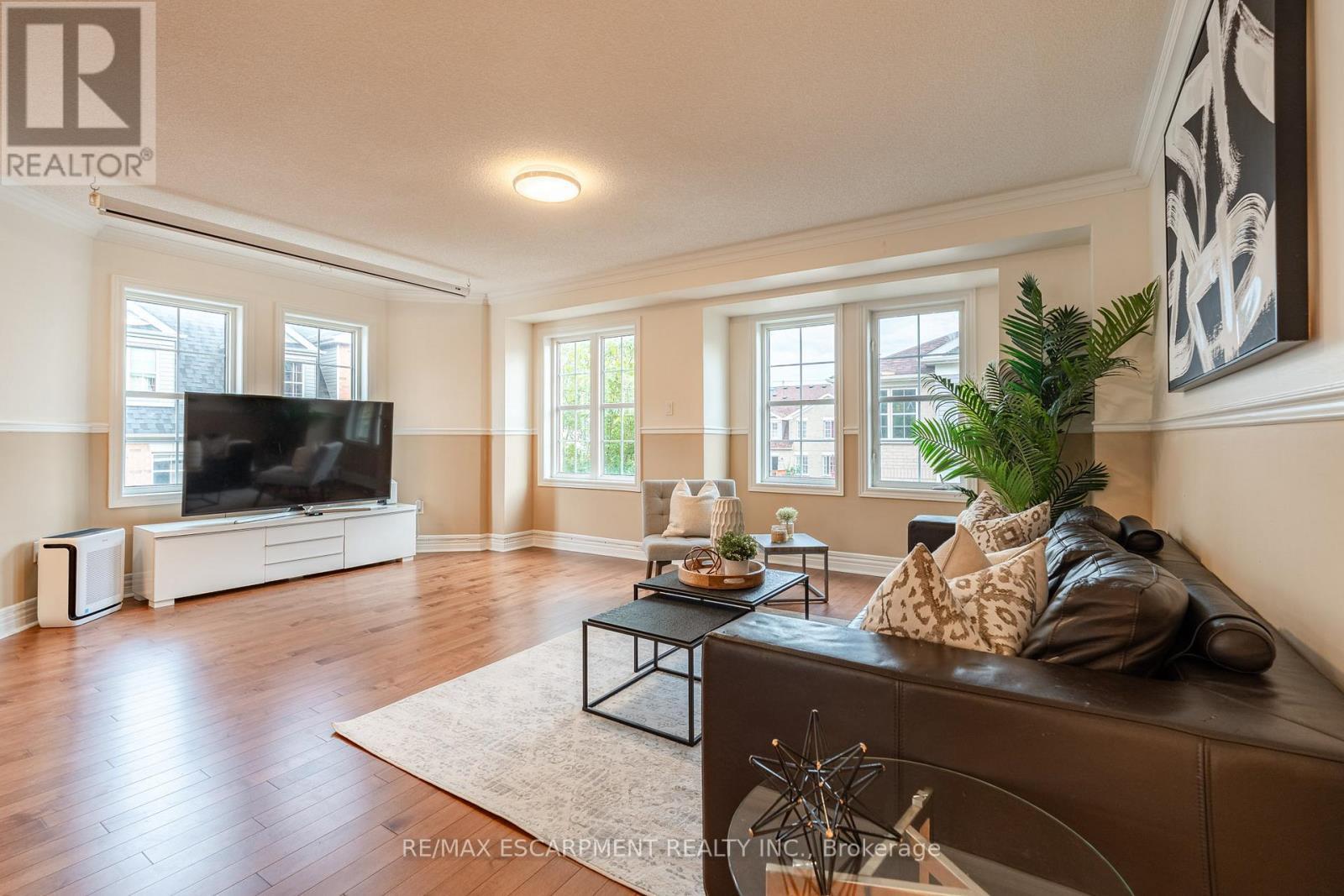 38 Archibald Mews, Toronto, ON - Indoor Photo Showing Living Room
