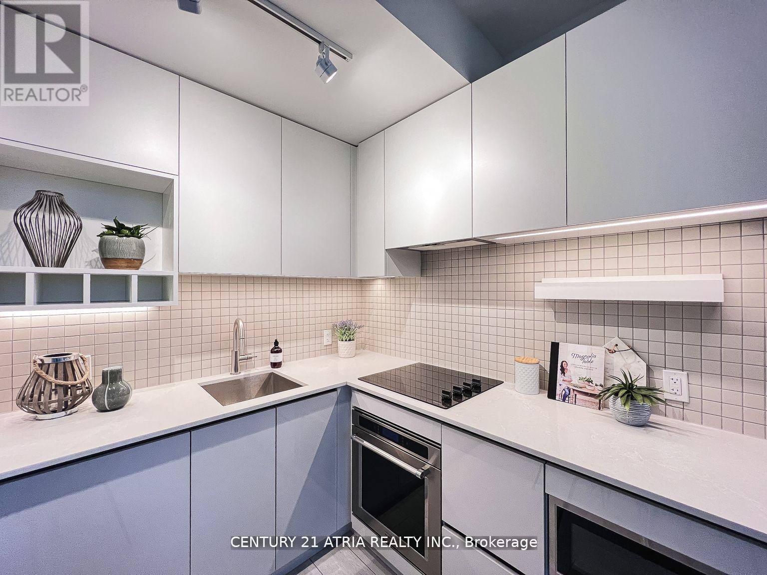 202 - 950 Portage Parkway, Vaughan, ON - Indoor Photo Showing Kitchen With Upgraded Kitchen