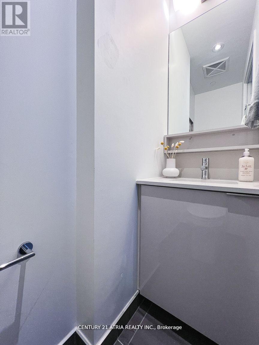 202 - 950 Portage Parkway, Vaughan, ON - Indoor Photo Showing Bathroom
