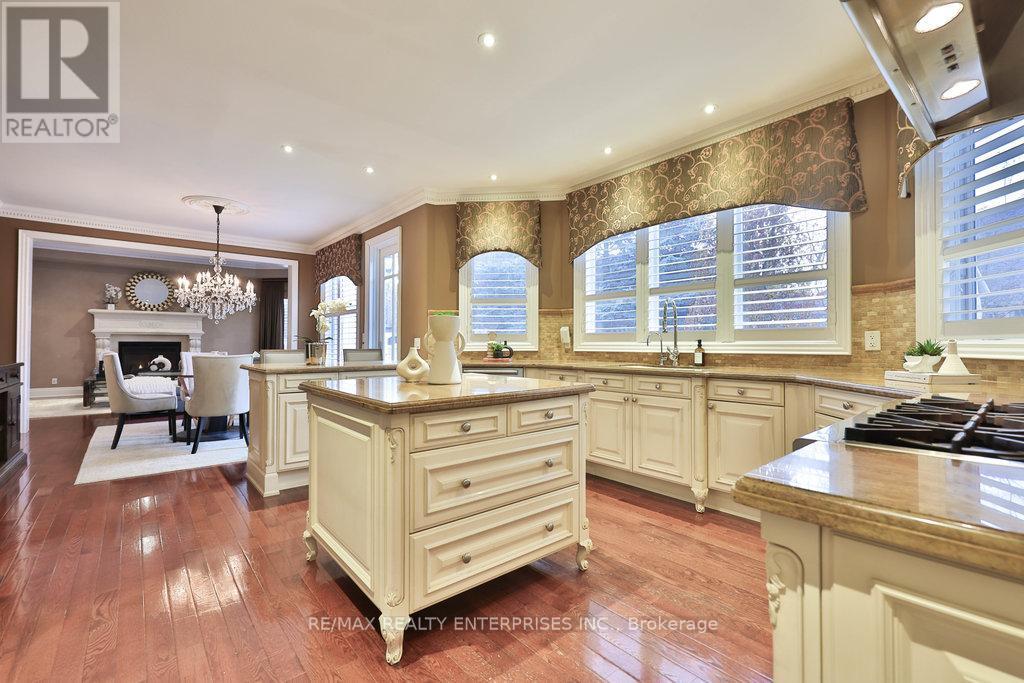 683 Canyon Street, Mississauga, ON - Indoor Photo Showing Kitchen With Upgraded Kitchen