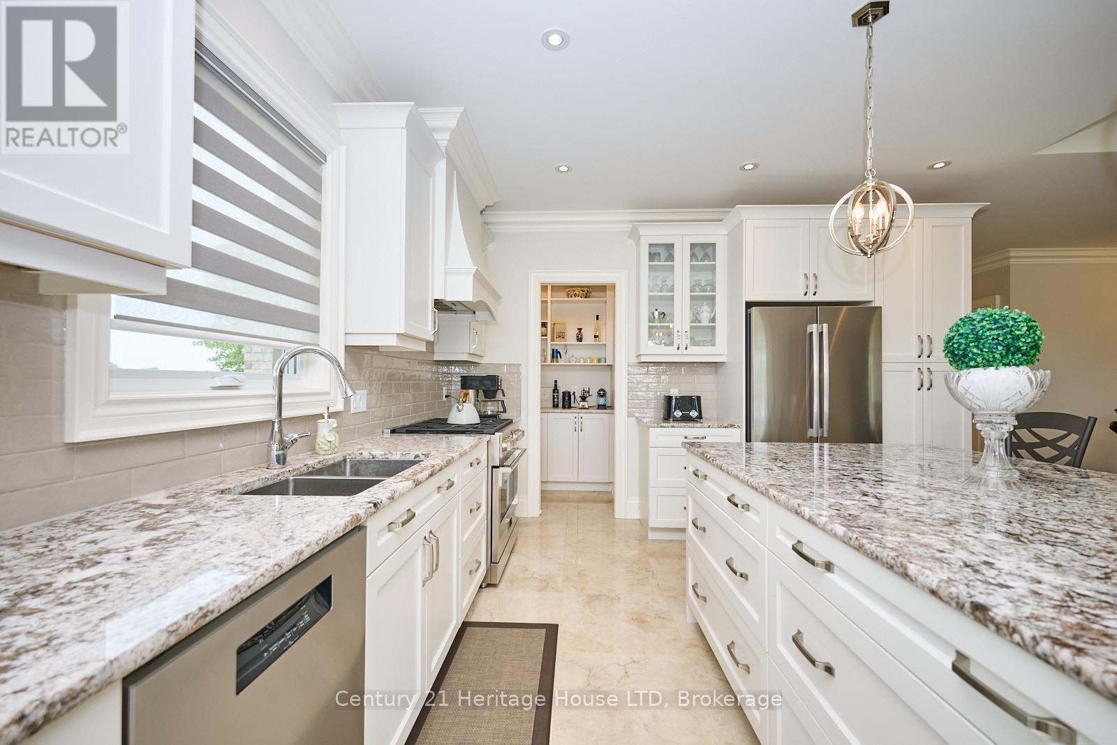 17 Biggar Road, Thorold (Port Robinson), ON - Indoor Photo Showing Kitchen With Double Sink With Upgraded Kitchen