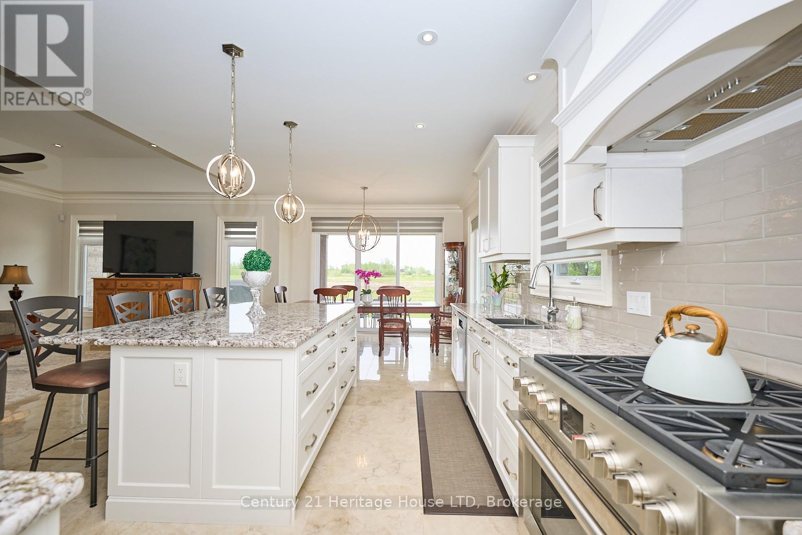 17 Biggar Road, Thorold (Port Robinson), ON - Indoor Photo Showing Kitchen With Upgraded Kitchen