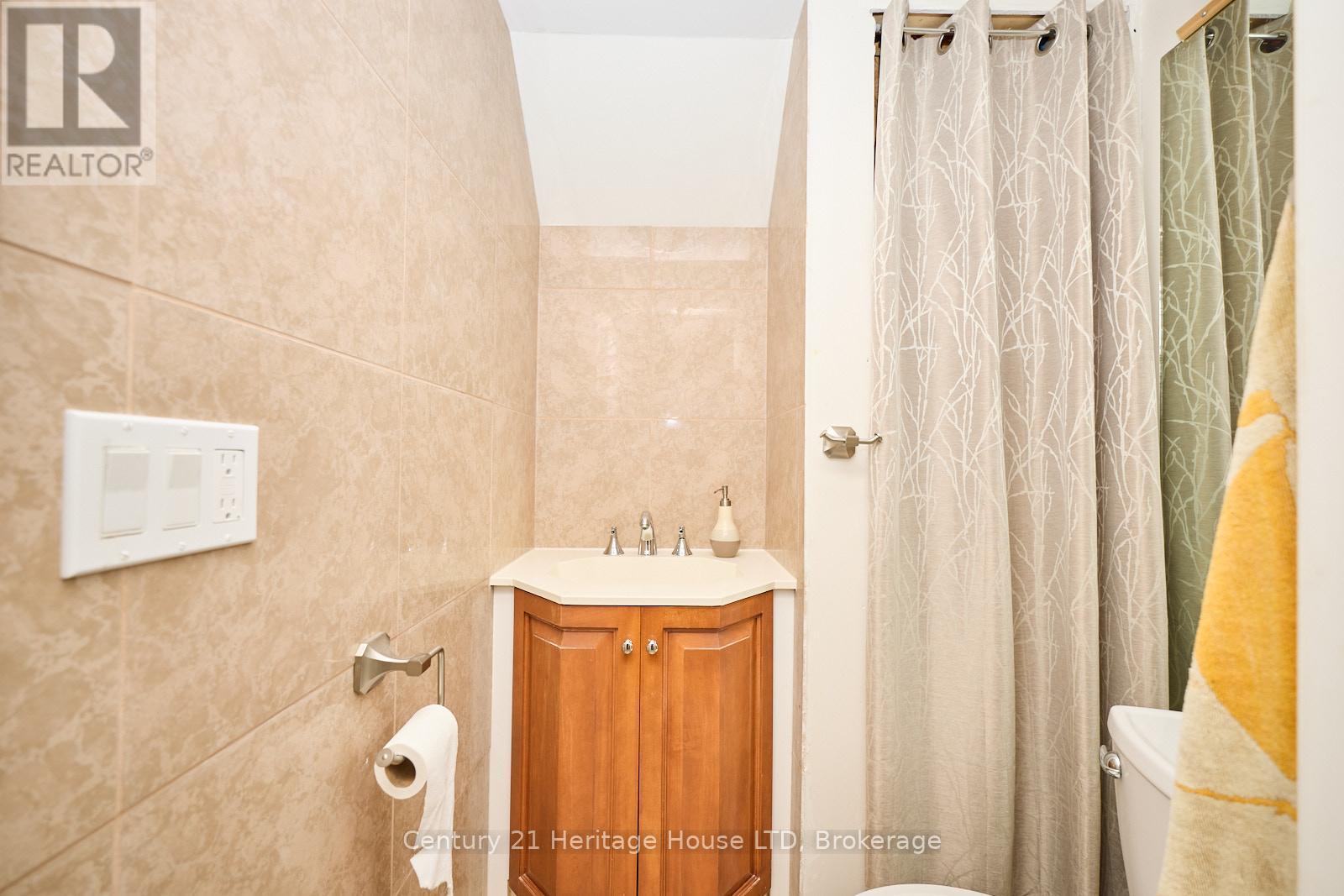 17 Biggar Road, Thorold (Port Robinson), ON - Indoor Photo Showing Bathroom