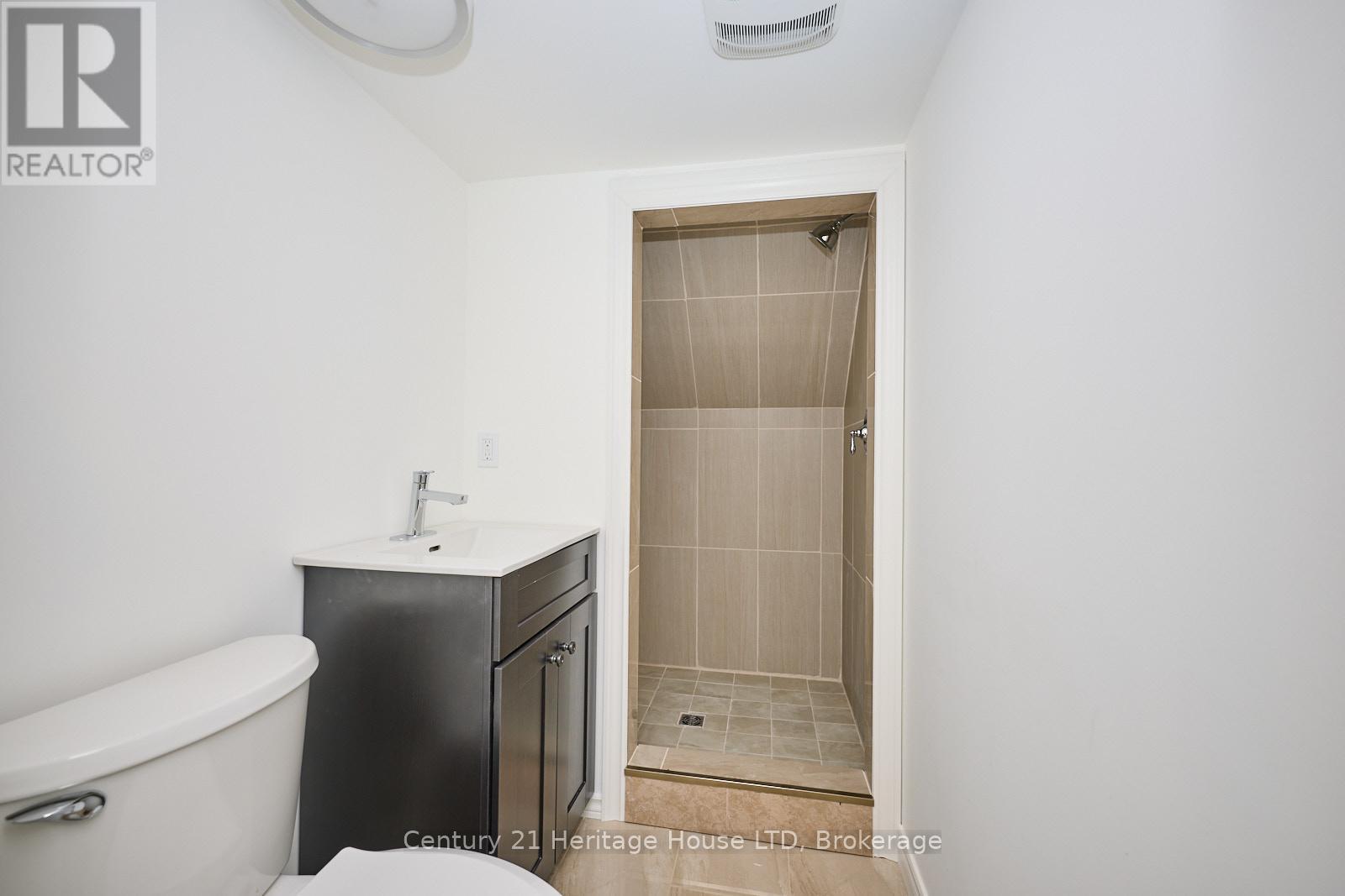 17 Biggar Road, Thorold (Port Robinson), ON - Indoor Photo Showing Bathroom