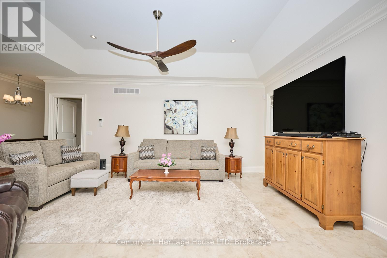 17 Biggar Road, Thorold (Port Robinson), ON - Indoor Photo Showing Living Room