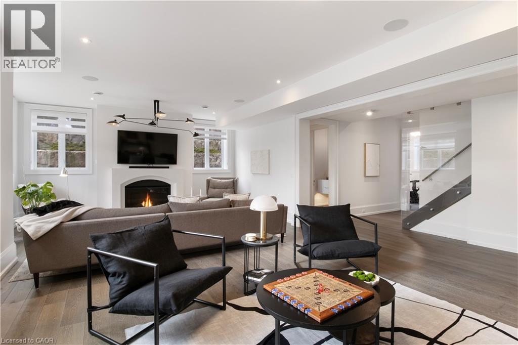 31 Reid Court, Puslinch, ON - Indoor Photo Showing Living Room With Fireplace