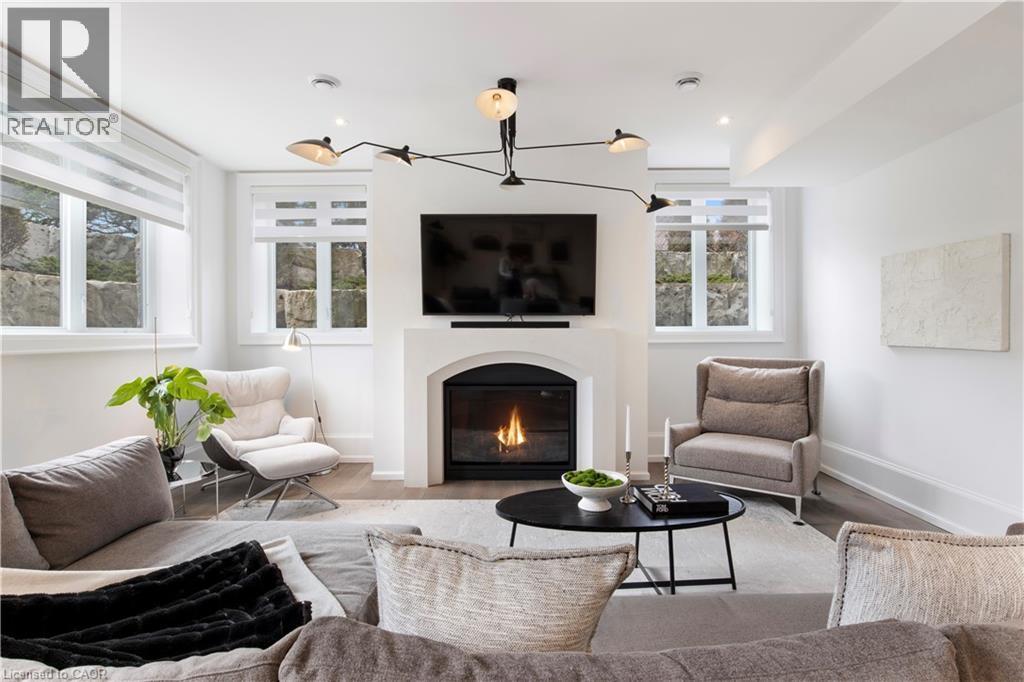 31 Reid Court, Puslinch, ON - Indoor Photo Showing Living Room With Fireplace