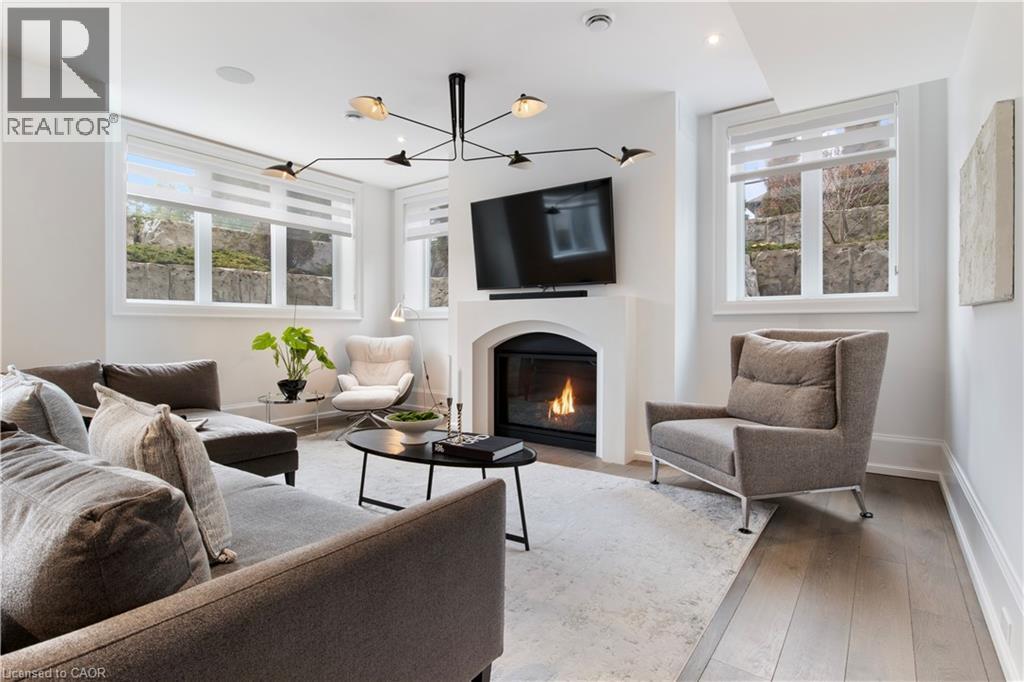 31 Reid Court, Puslinch, ON - Indoor Photo Showing Living Room With Fireplace