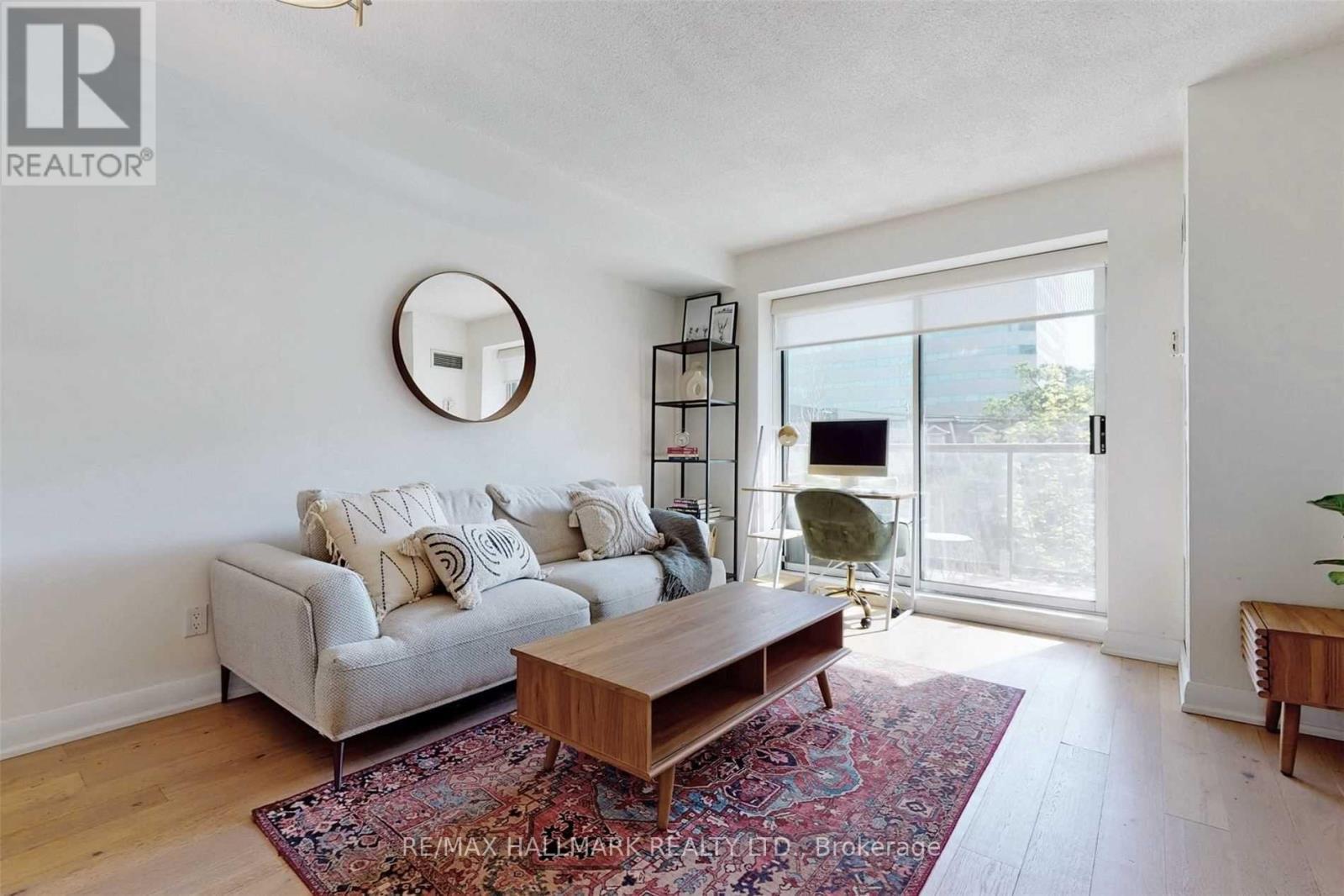 408 - 140 Bathurst Street, Toronto, ON - Indoor Photo Showing Living Room