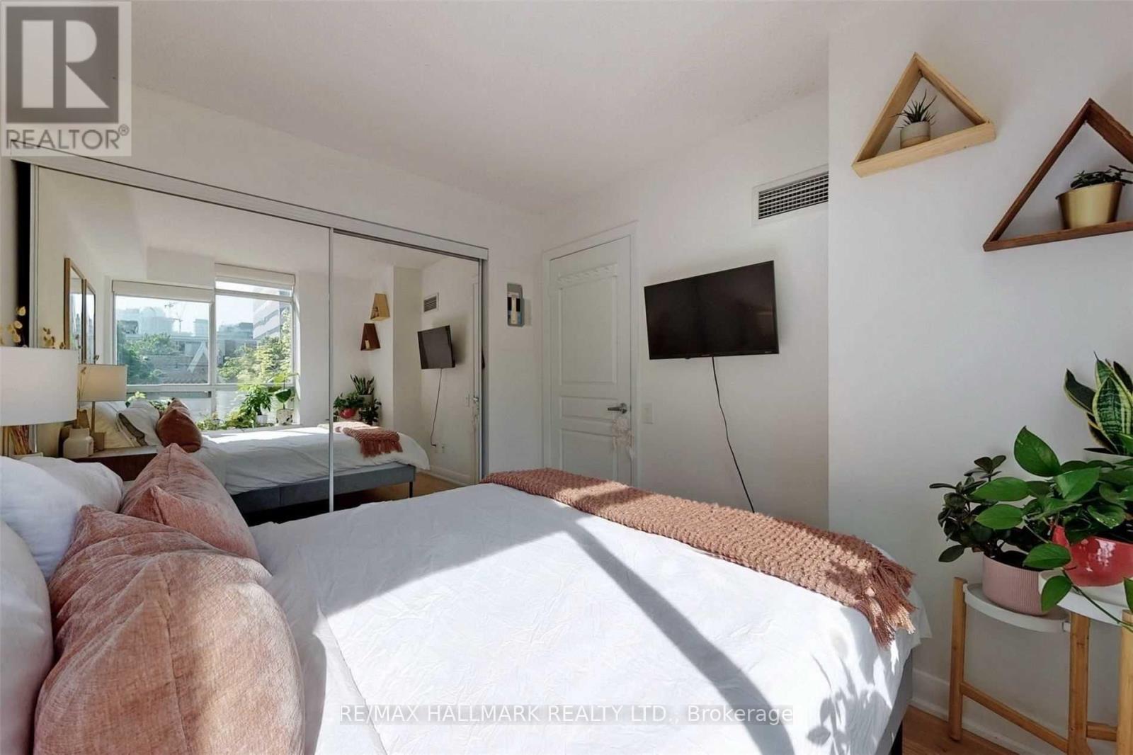 408 - 140 Bathurst Street, Toronto, ON - Indoor Photo Showing Bedroom