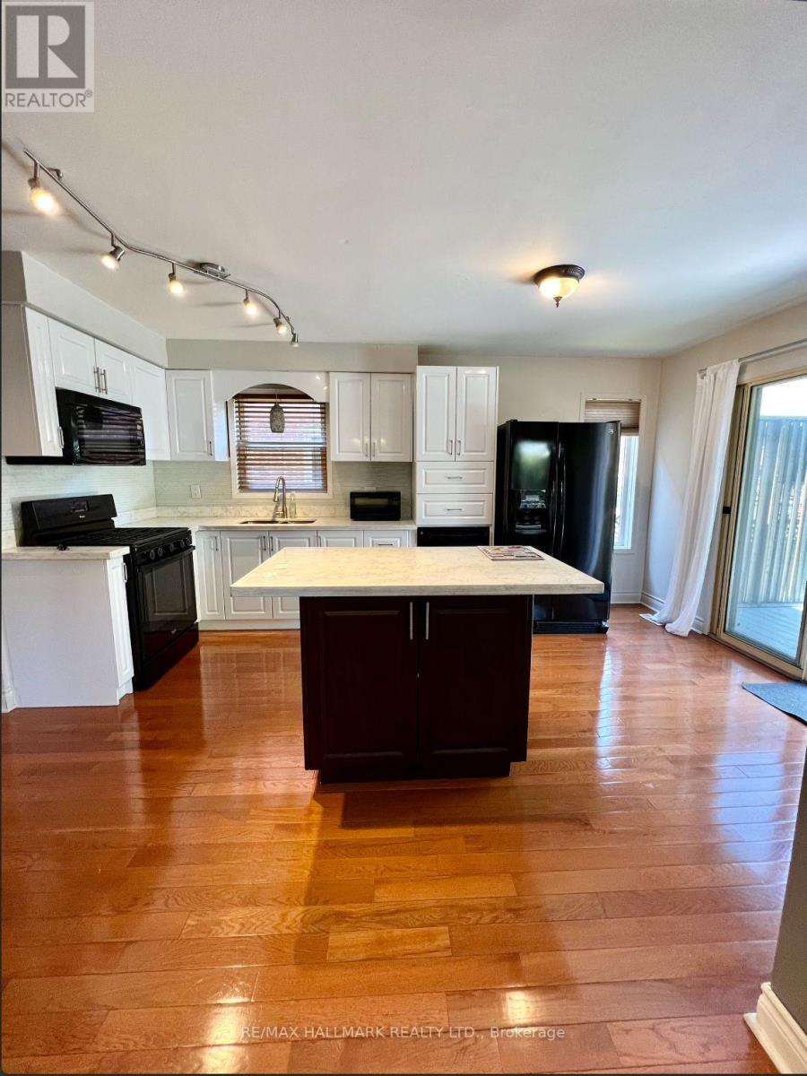393 Pickering Crescent, Newmarket, ON - Indoor Photo Showing Kitchen