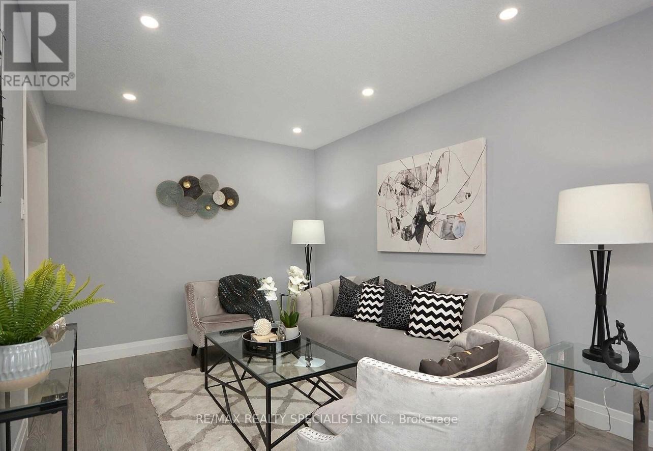 2207 Ridge Landing, Oakville, ON - Indoor Photo Showing Living Room