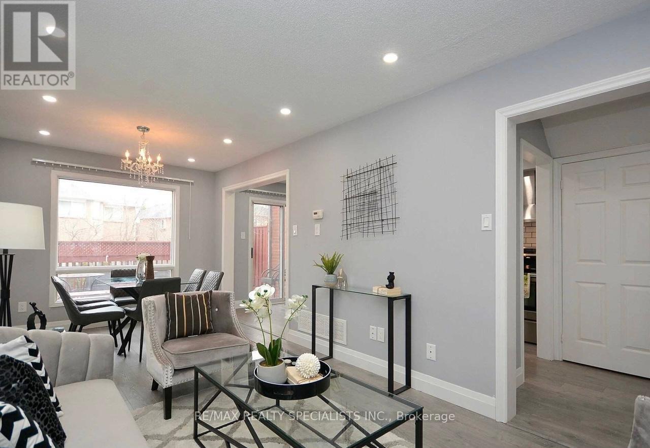 2207 Ridge Landing, Oakville, ON - Indoor Photo Showing Living Room
