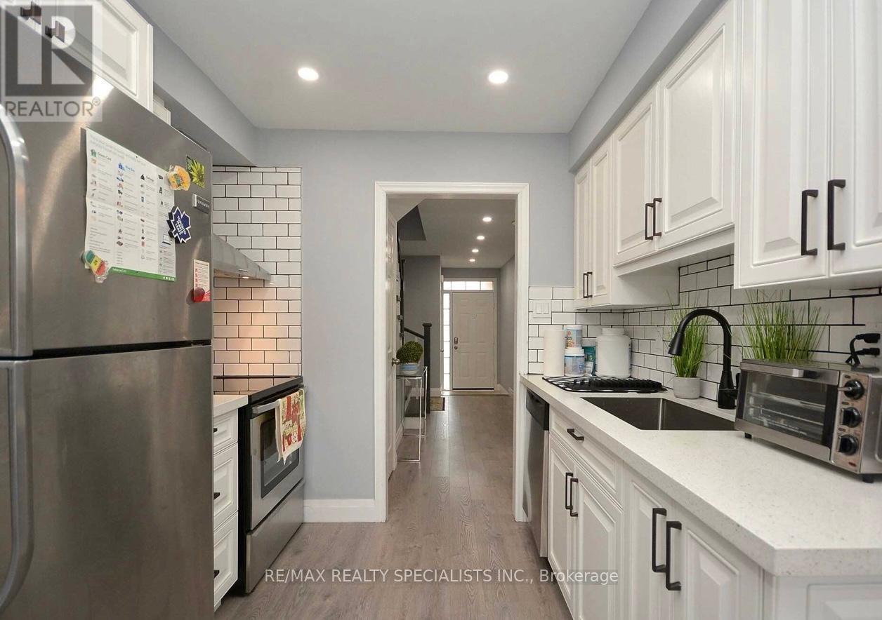 2207 Ridge Landing, Oakville, ON - Indoor Photo Showing Kitchen With Upgraded Kitchen
