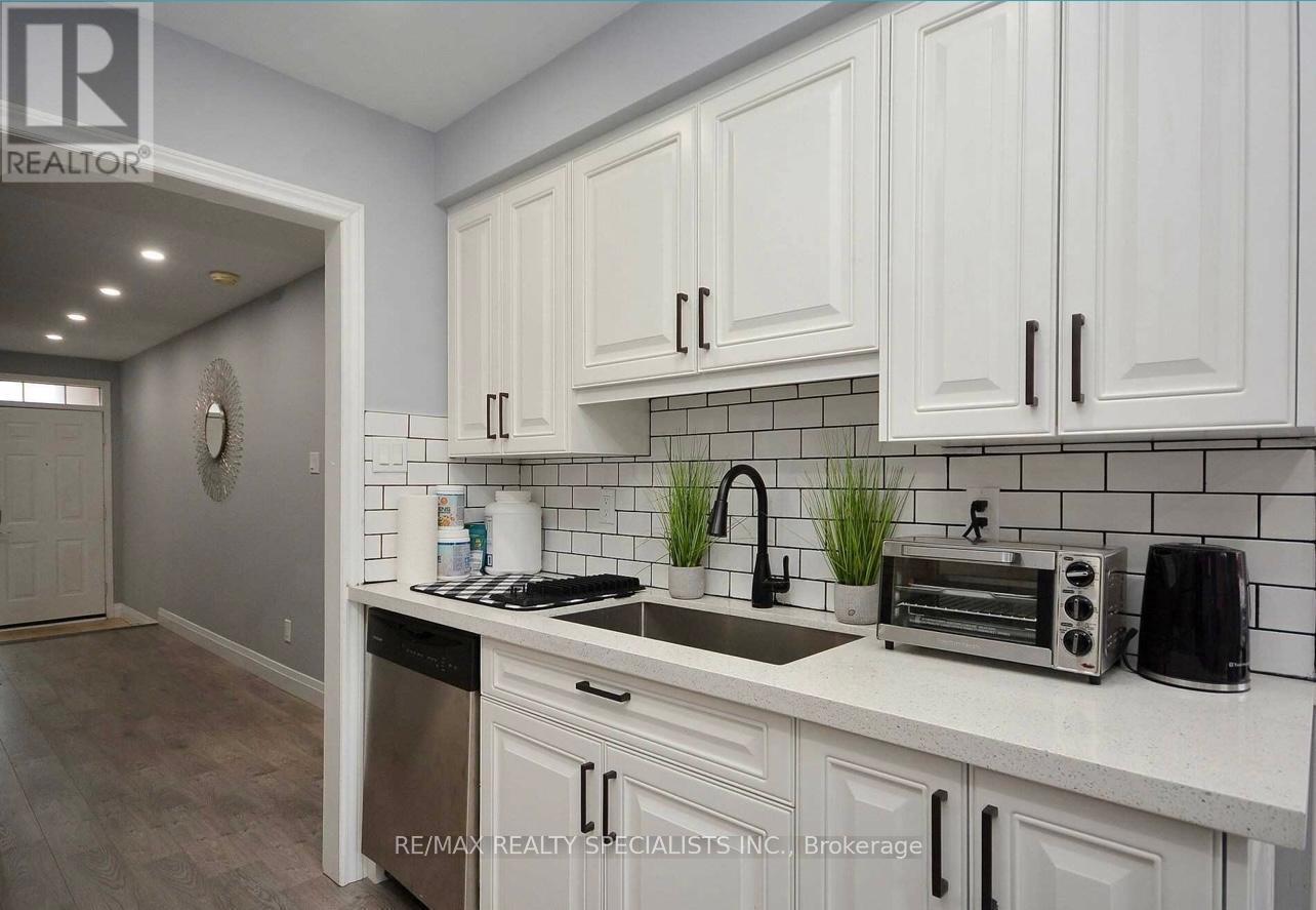 2207 Ridge Landing, Oakville, ON - Indoor Photo Showing Kitchen With Upgraded Kitchen