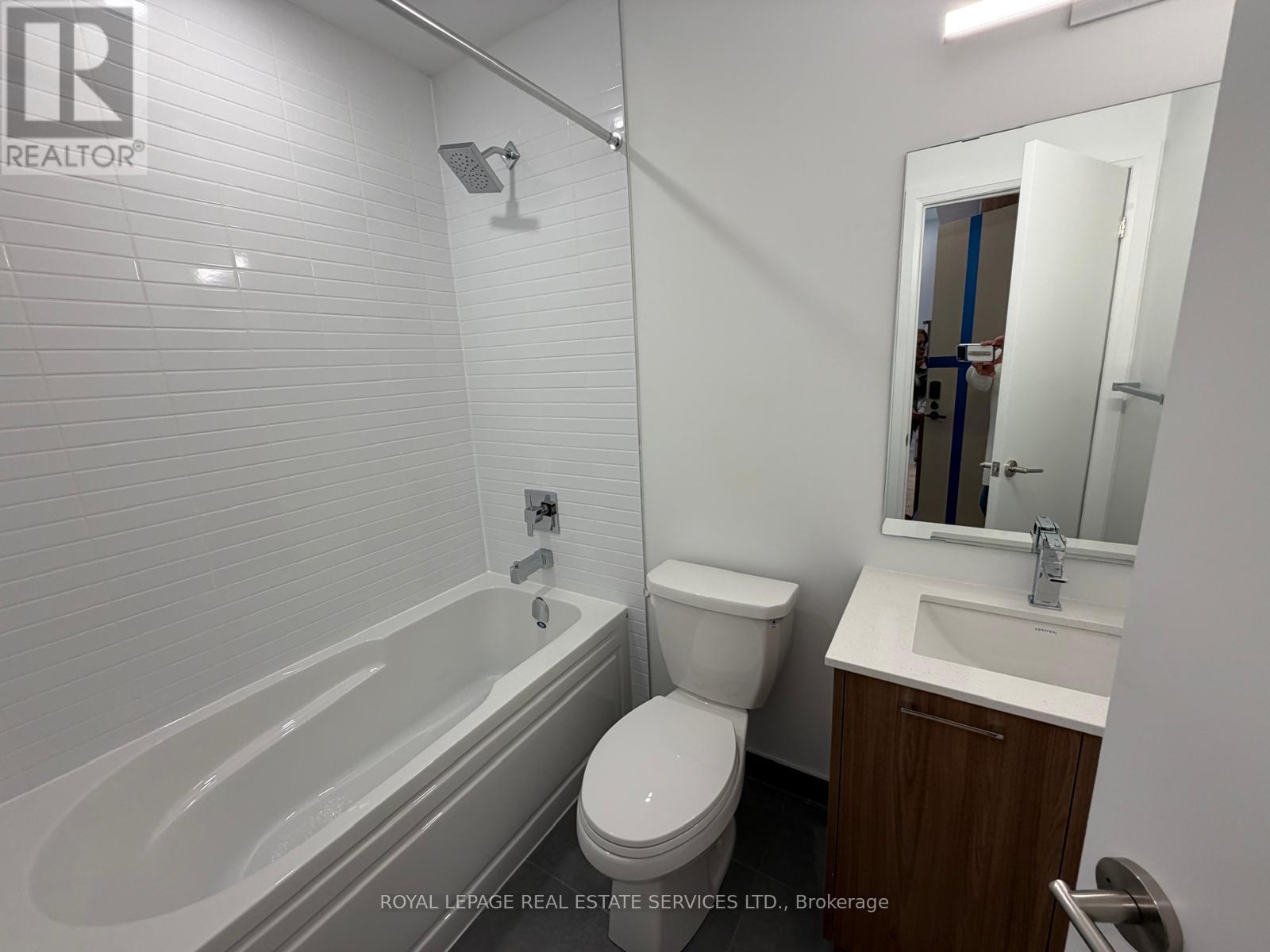Main Bath - 516 - 3250 Carding Mill Trail, Oakville, ON - Indoor Photo Showing Bathroom