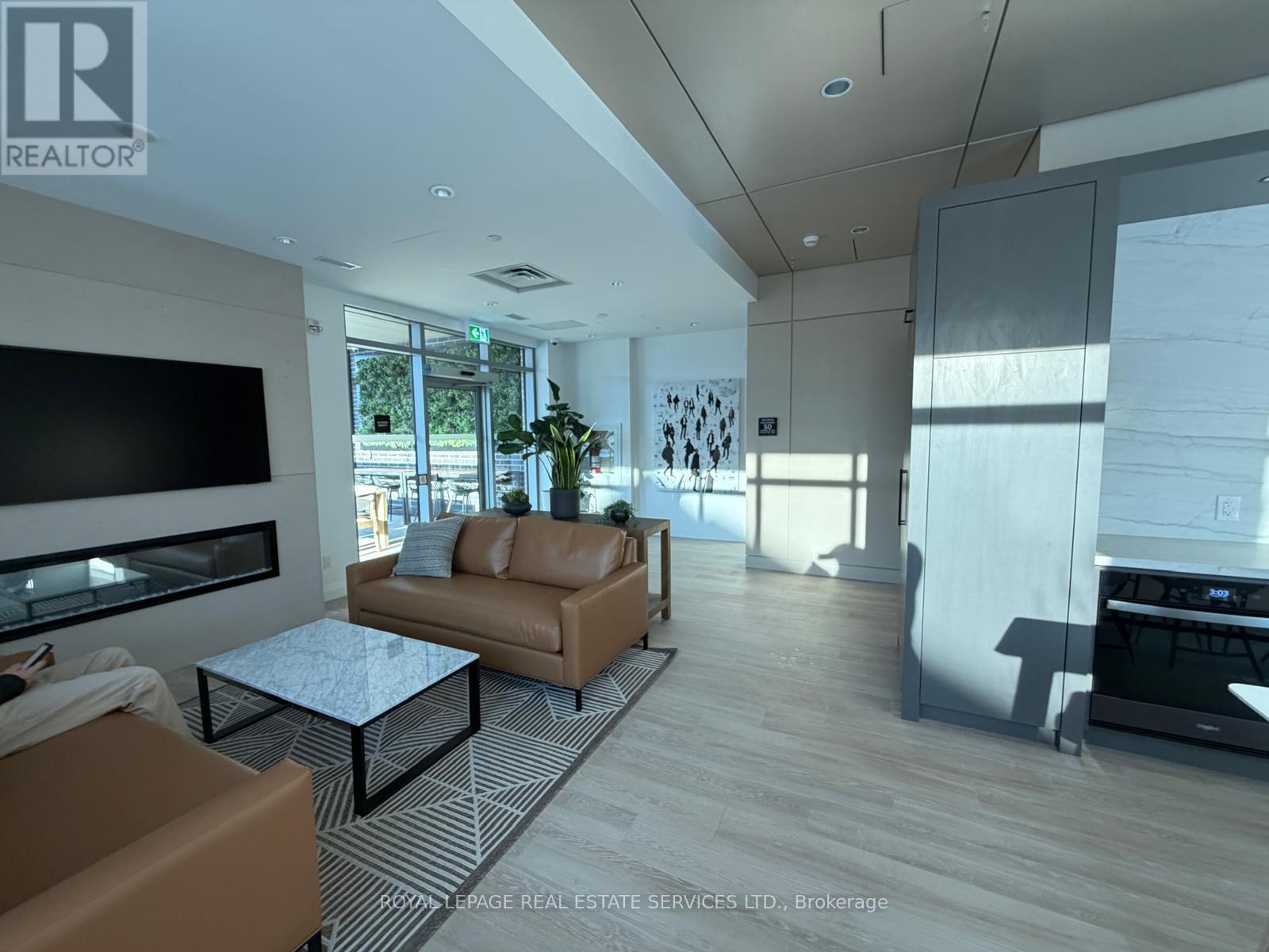 516 - 3250 Carding Mill Trail, Oakville, ON - Indoor Photo Showing Living Room With Fireplace