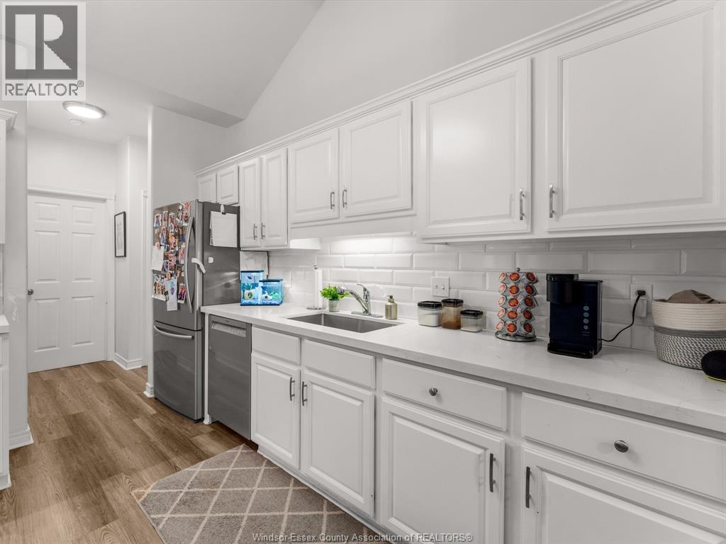 381 Tuscany Crescent, Tecumseh, ON - Indoor Photo Showing Kitchen
