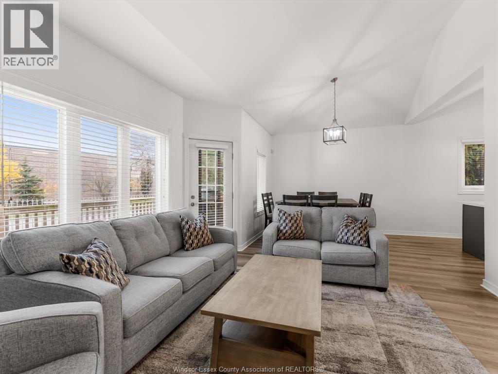 381 Tuscany Crescent, Tecumseh, ON - Indoor Photo Showing Living Room
