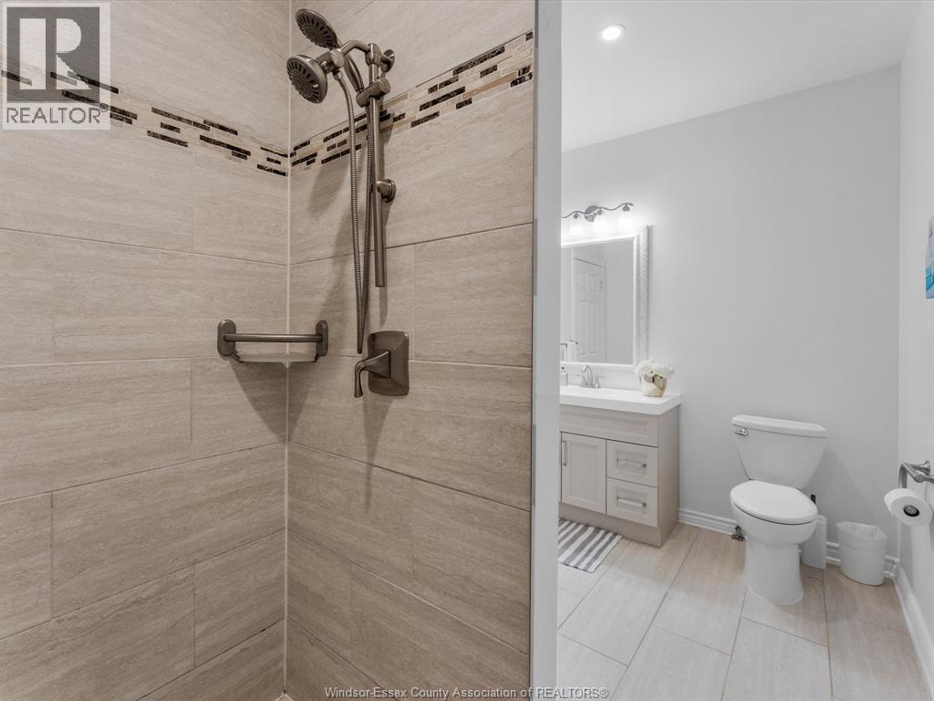 381 Tuscany Crescent, Tecumseh, ON - Indoor Photo Showing Bathroom