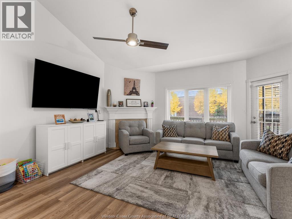 381 Tuscany Crescent, Tecumseh, ON - Indoor Photo Showing Living Room