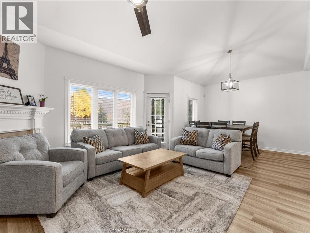 381 Tuscany Crescent, Tecumseh, ON - Indoor Photo Showing Living Room
