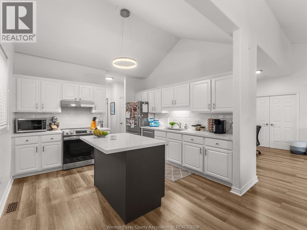 381 Tuscany Crescent, Tecumseh, ON - Indoor Photo Showing Kitchen With Upgraded Kitchen