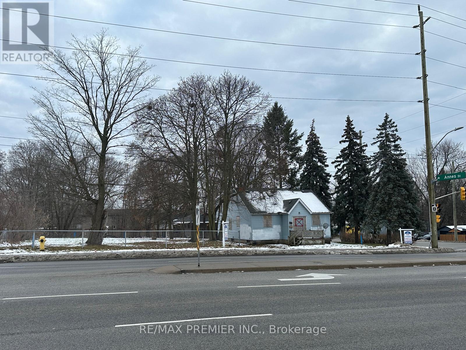 723 Dundas Street W, Whitby, ON