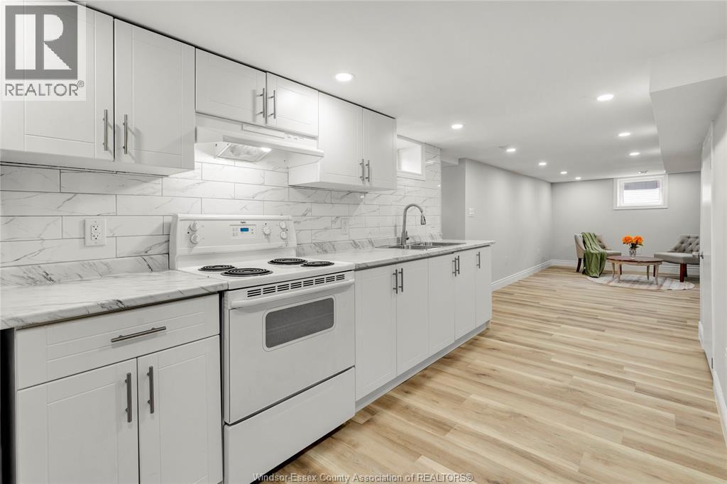 3104 Academy, Windsor, ON - Indoor Photo Showing Kitchen