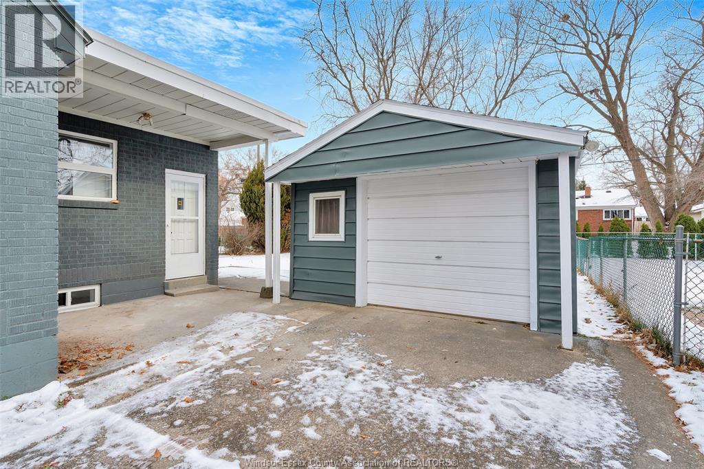 3104 Academy, Windsor, ON - Outdoor