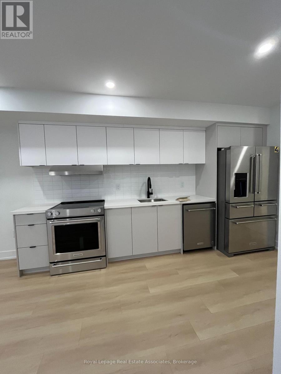 Bsmt - 1039 Caven Street, Mississauga, ON - Indoor Photo Showing Kitchen