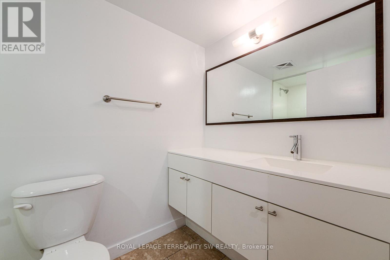 314 - 21 Nelson Street, Toronto, ON - Indoor Photo Showing Bathroom