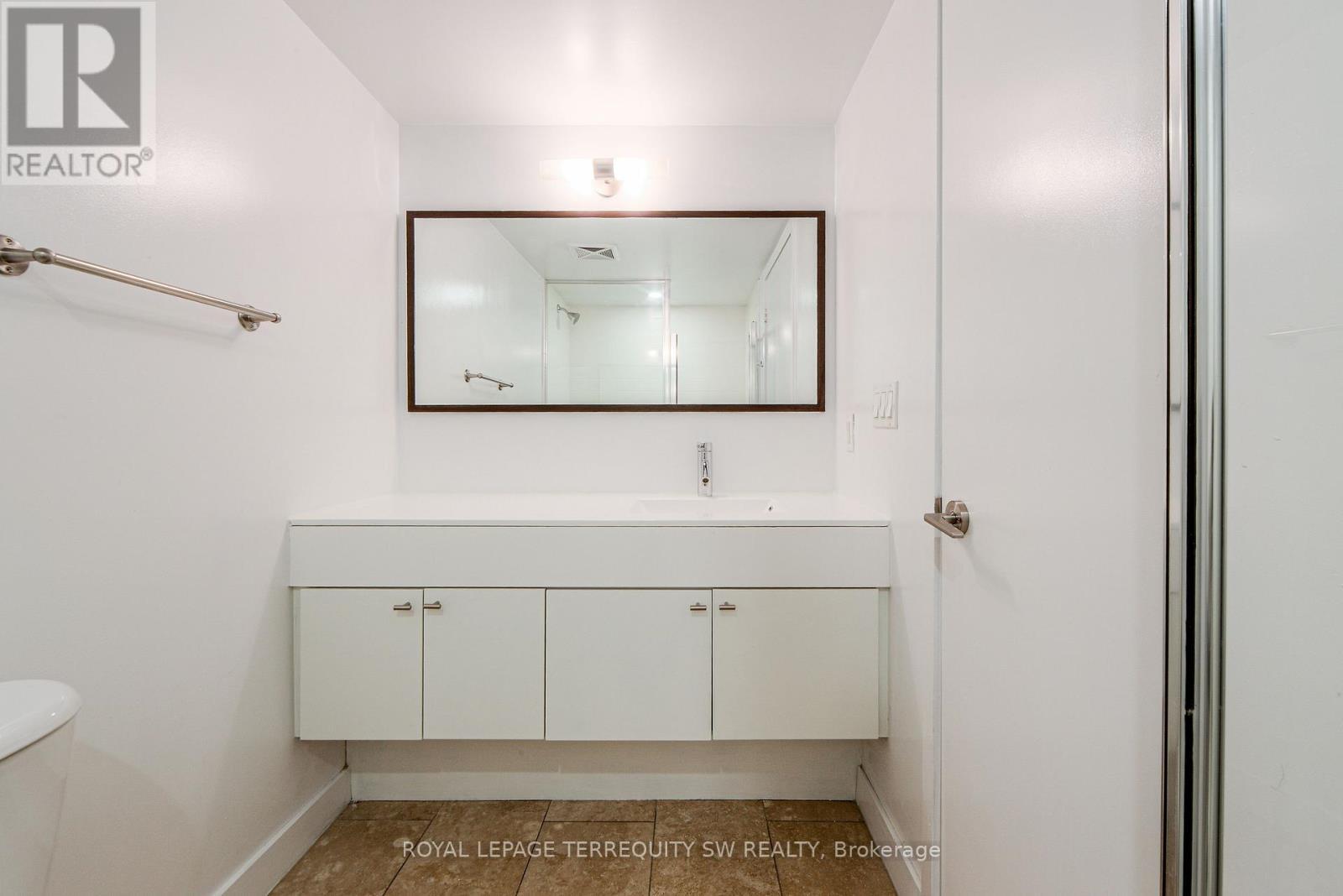 314 - 21 Nelson Street, Toronto, ON - Indoor Photo Showing Bathroom
