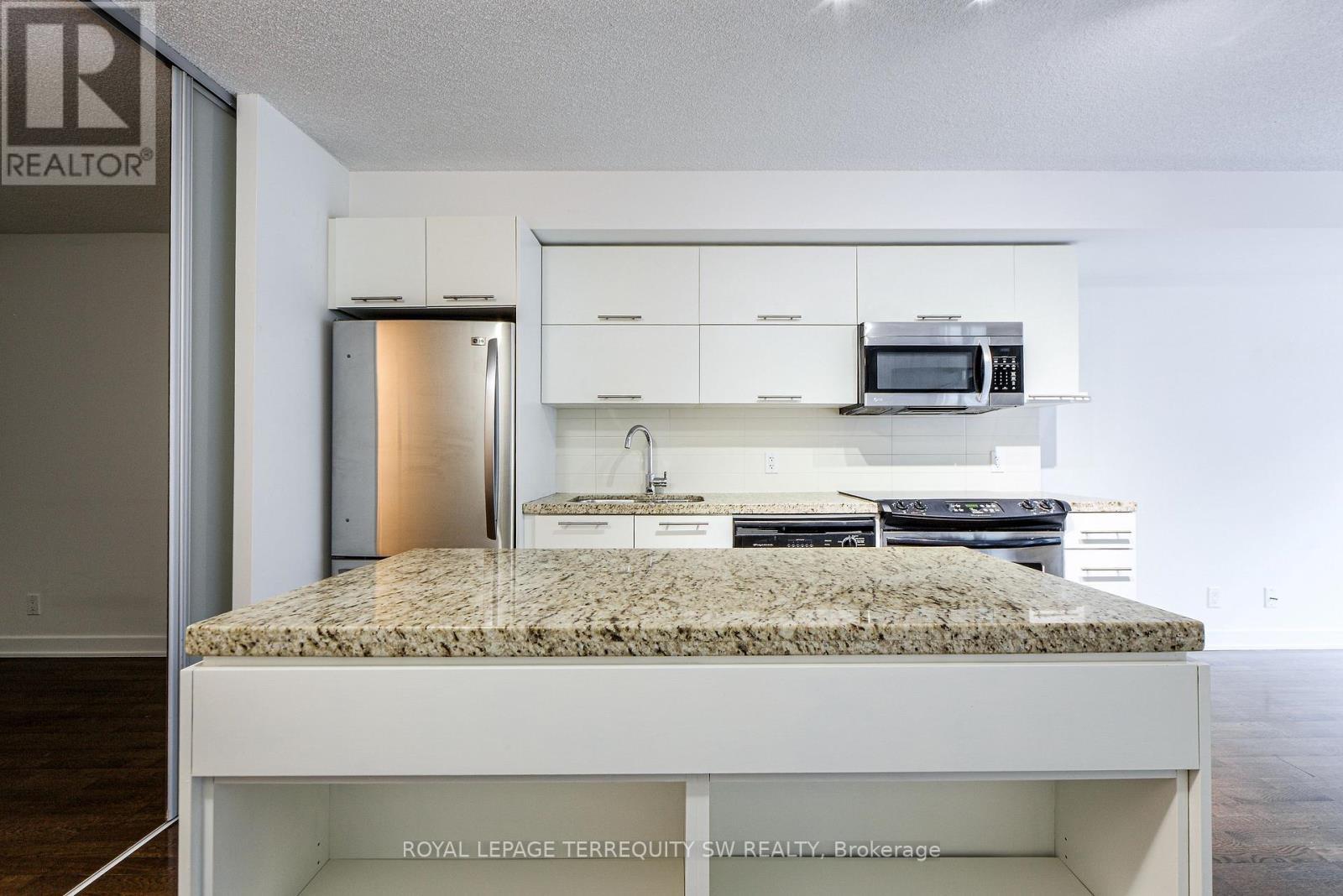 314 - 21 Nelson Street, Toronto, ON - Indoor Photo Showing Kitchen With Upgraded Kitchen