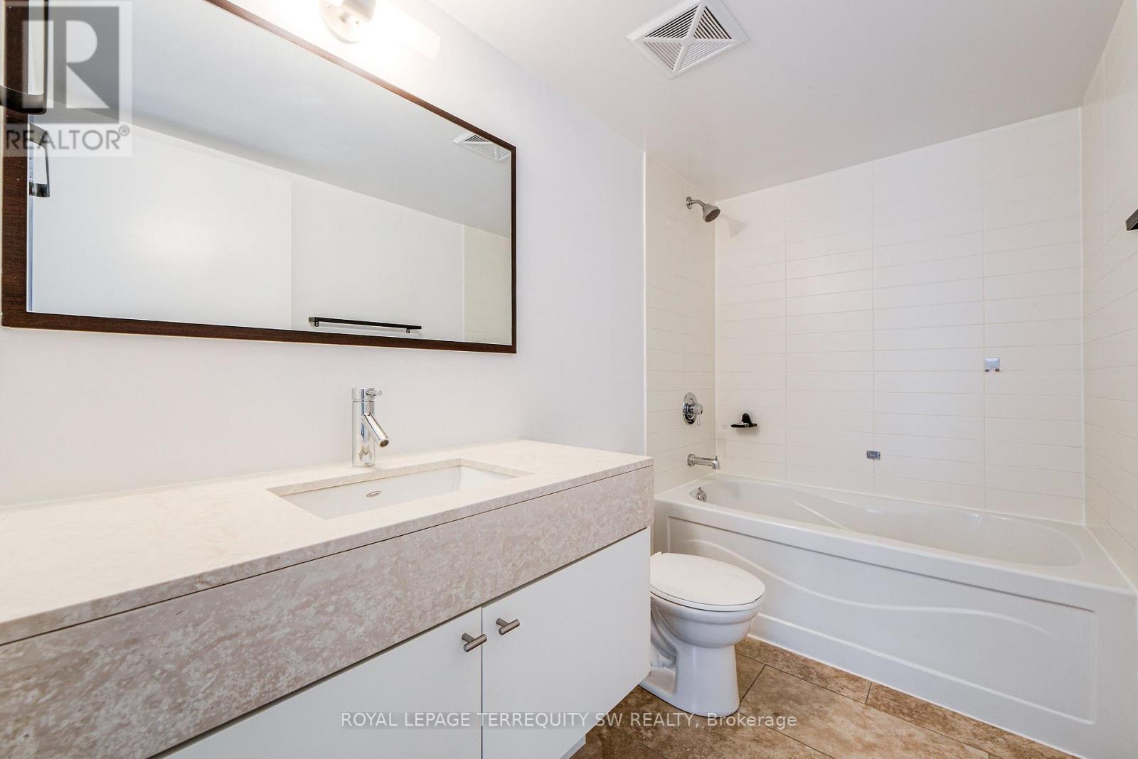 314 - 21 Nelson Street, Toronto, ON - Indoor Photo Showing Bathroom