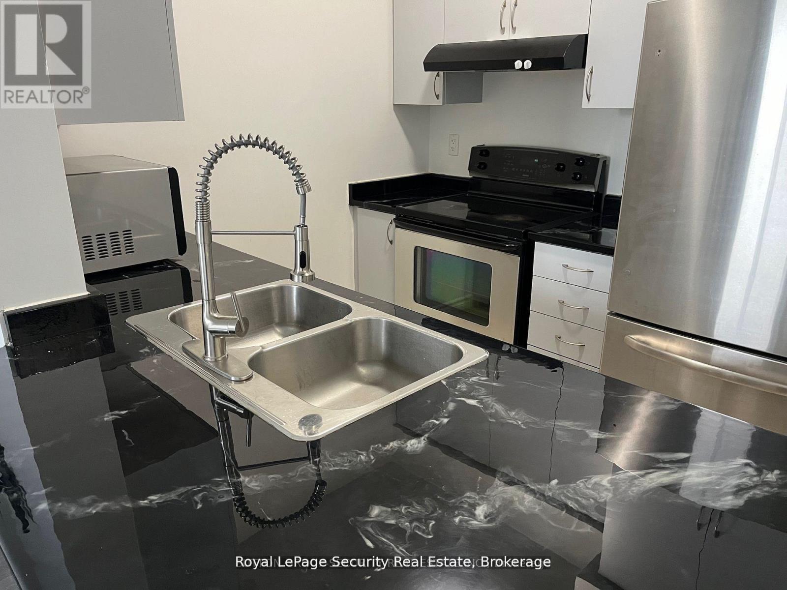 Ph4 - 35 Saranac Boulevard, Toronto, ON - Indoor Photo Showing Kitchen With Double Sink