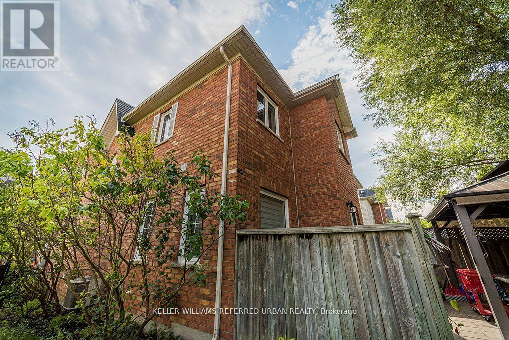 68 - 16 Sprucedale Way, Whitby, ON - Outdoor