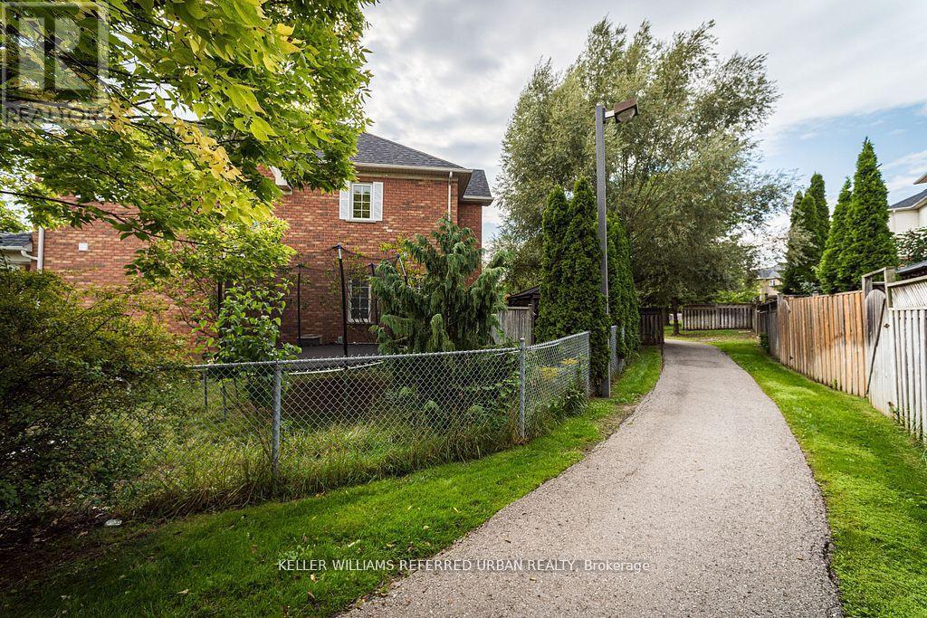 68 - 16 Sprucedale Way, Whitby, ON - Outdoor