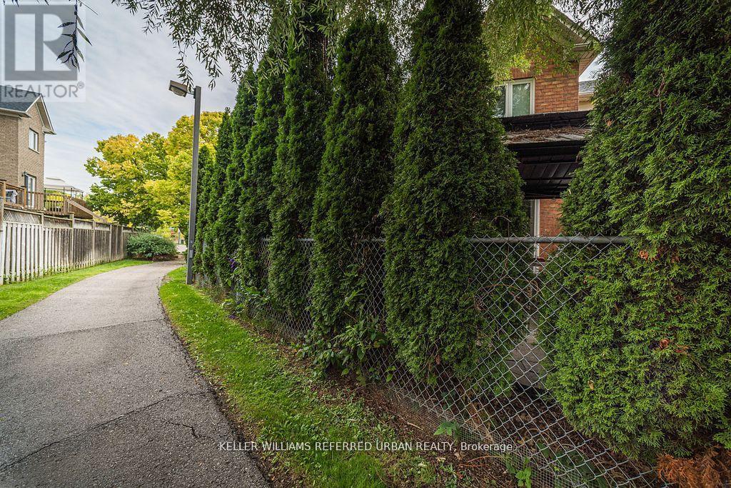 68 - 16 Sprucedale Way, Whitby, ON - Outdoor