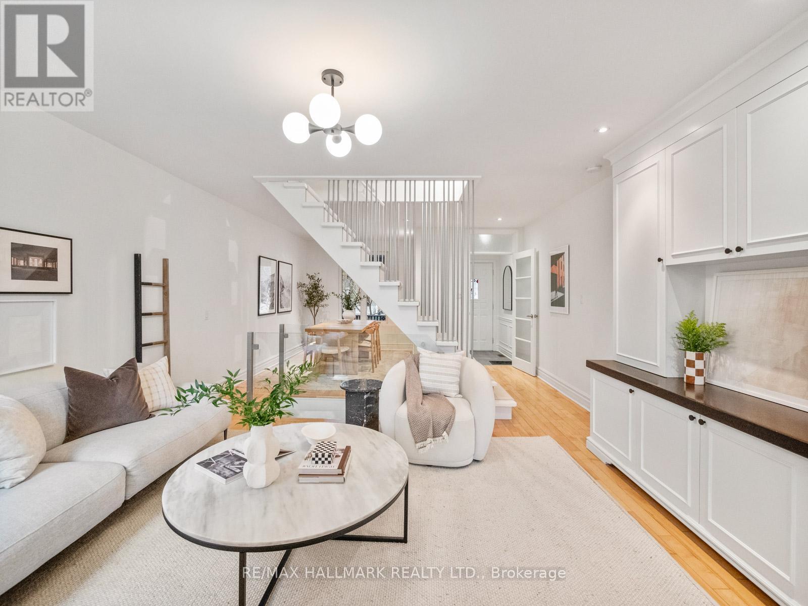 132 Withrow Avenue, Toronto, ON - Indoor Photo Showing Living Room