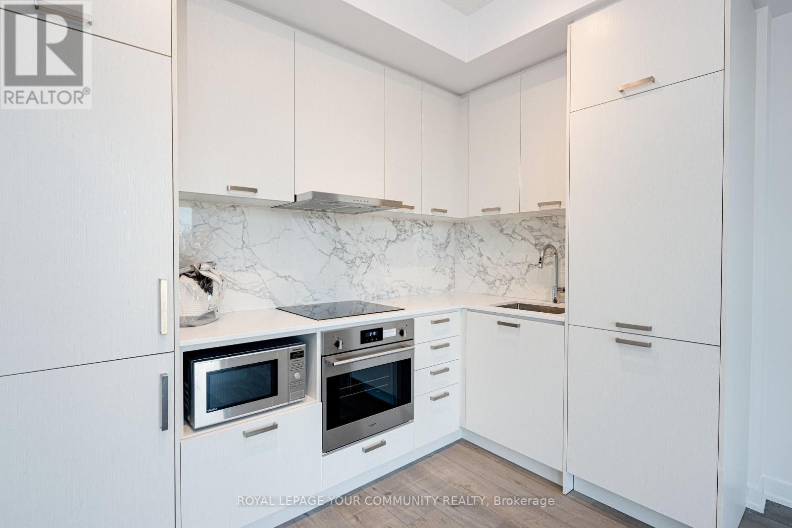 1801 - 38 Honeycrisp Crescent, Vaughan, ON - Indoor Photo Showing Kitchen With Upgraded Kitchen