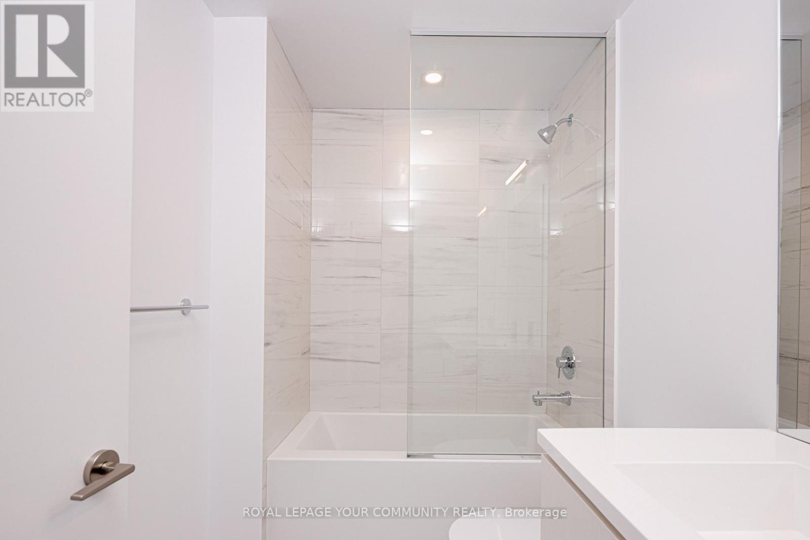 1801 - 38 Honeycrisp Crescent, Vaughan, ON - Indoor Photo Showing Bathroom